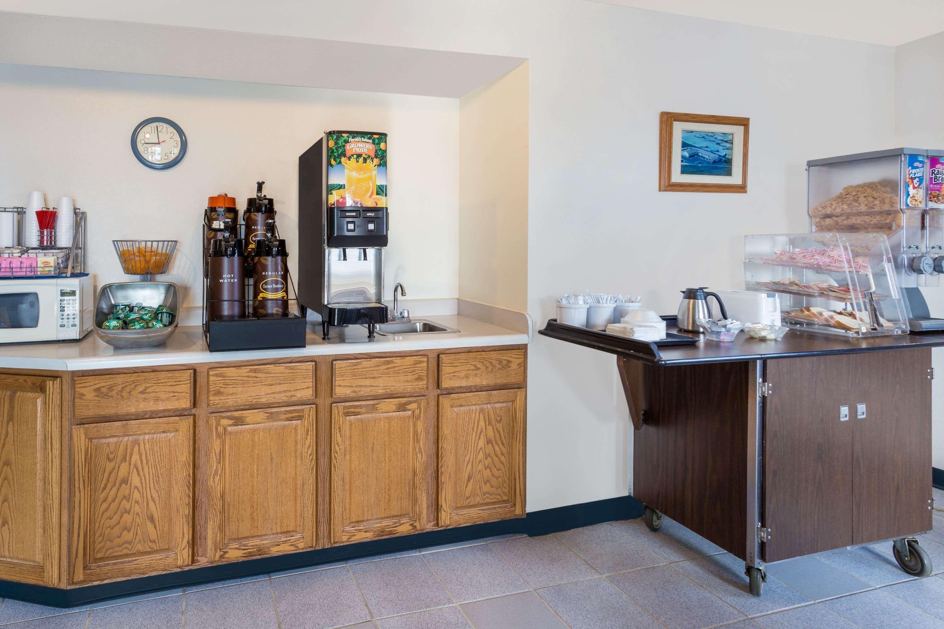 Super 8 By Wyndham Hebron Lowell Area Экстерьер фото