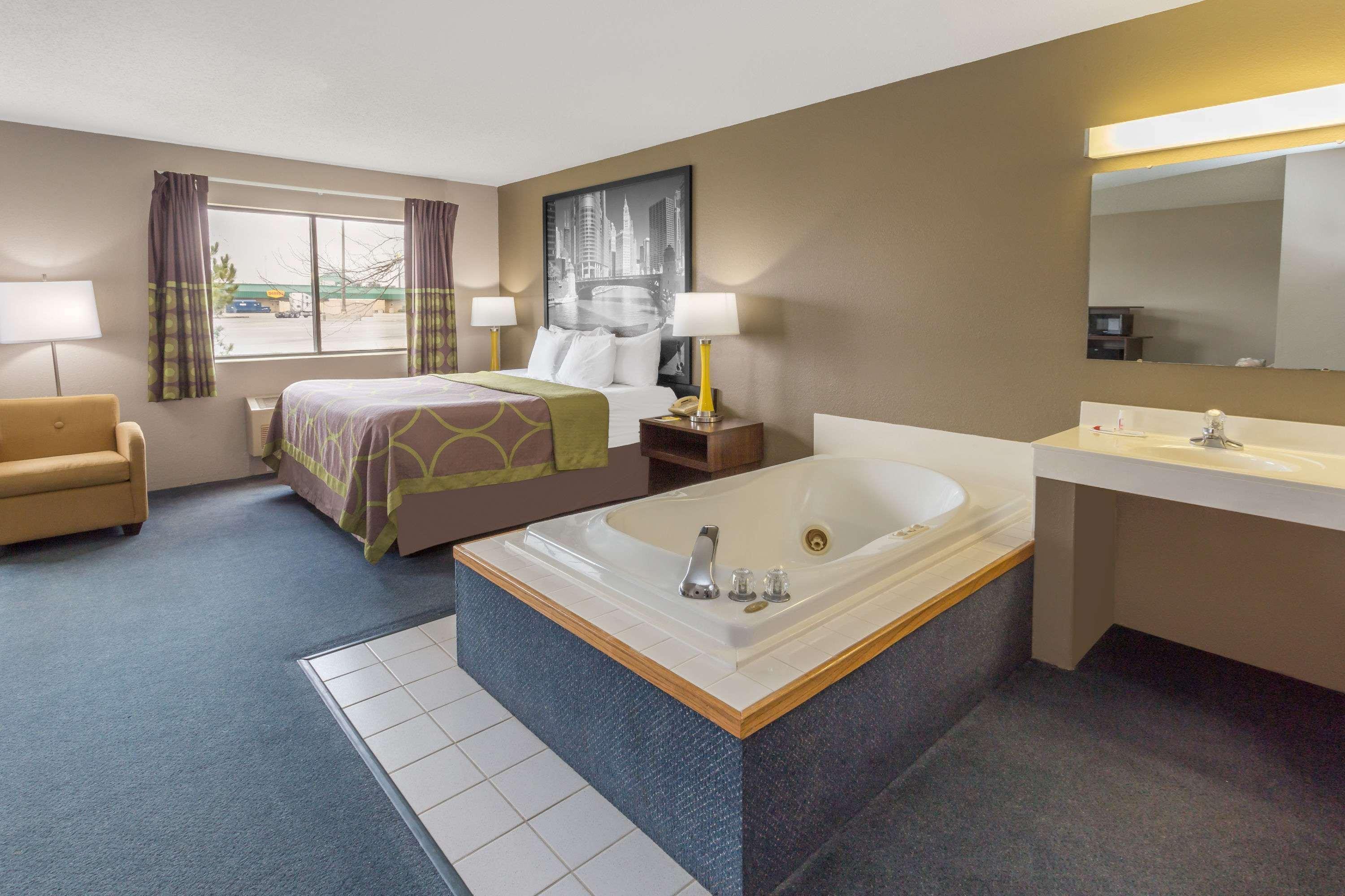 Super 8 By Wyndham Hebron Lowell Area Экстерьер фото