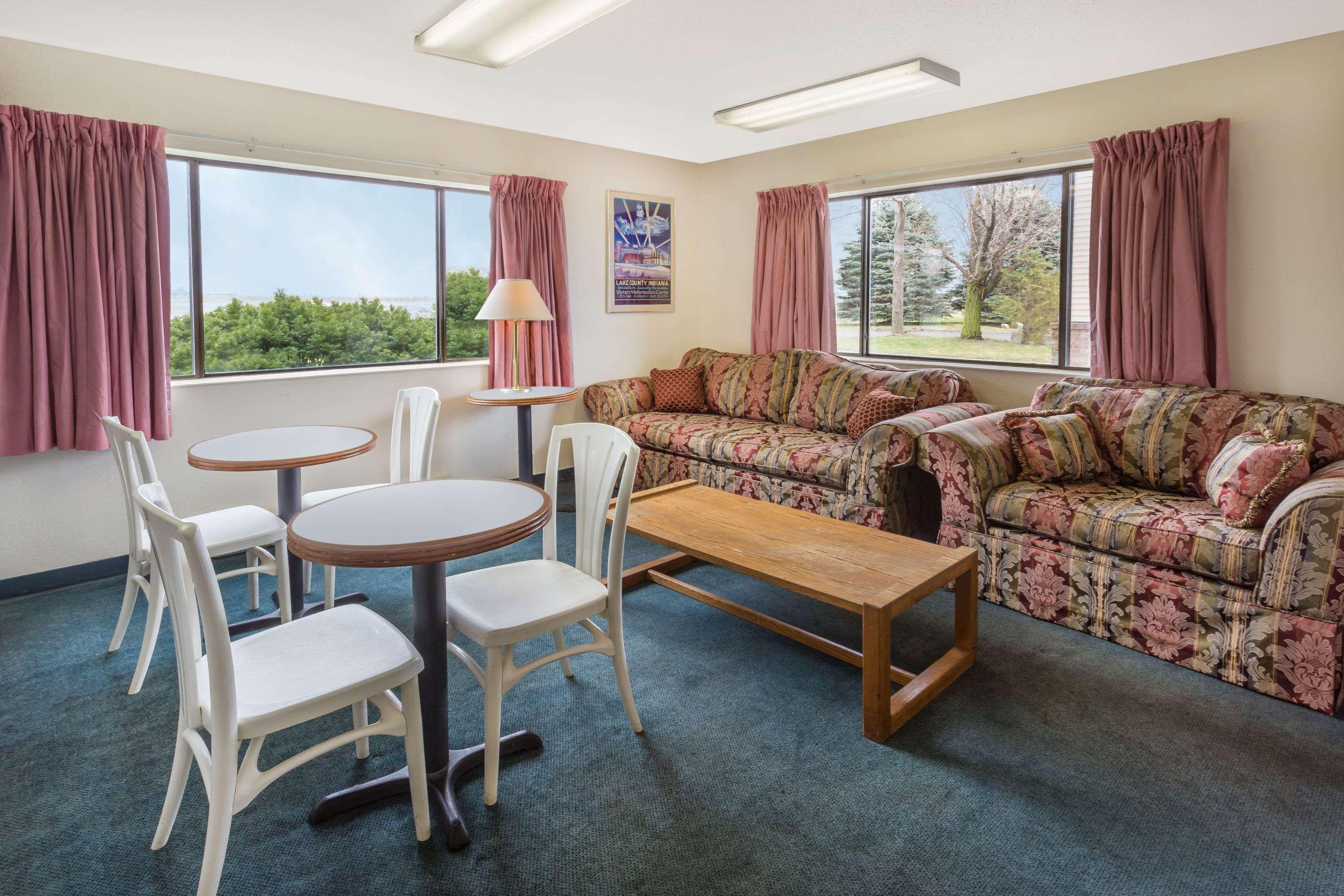 Super 8 By Wyndham Hebron Lowell Area Экстерьер фото