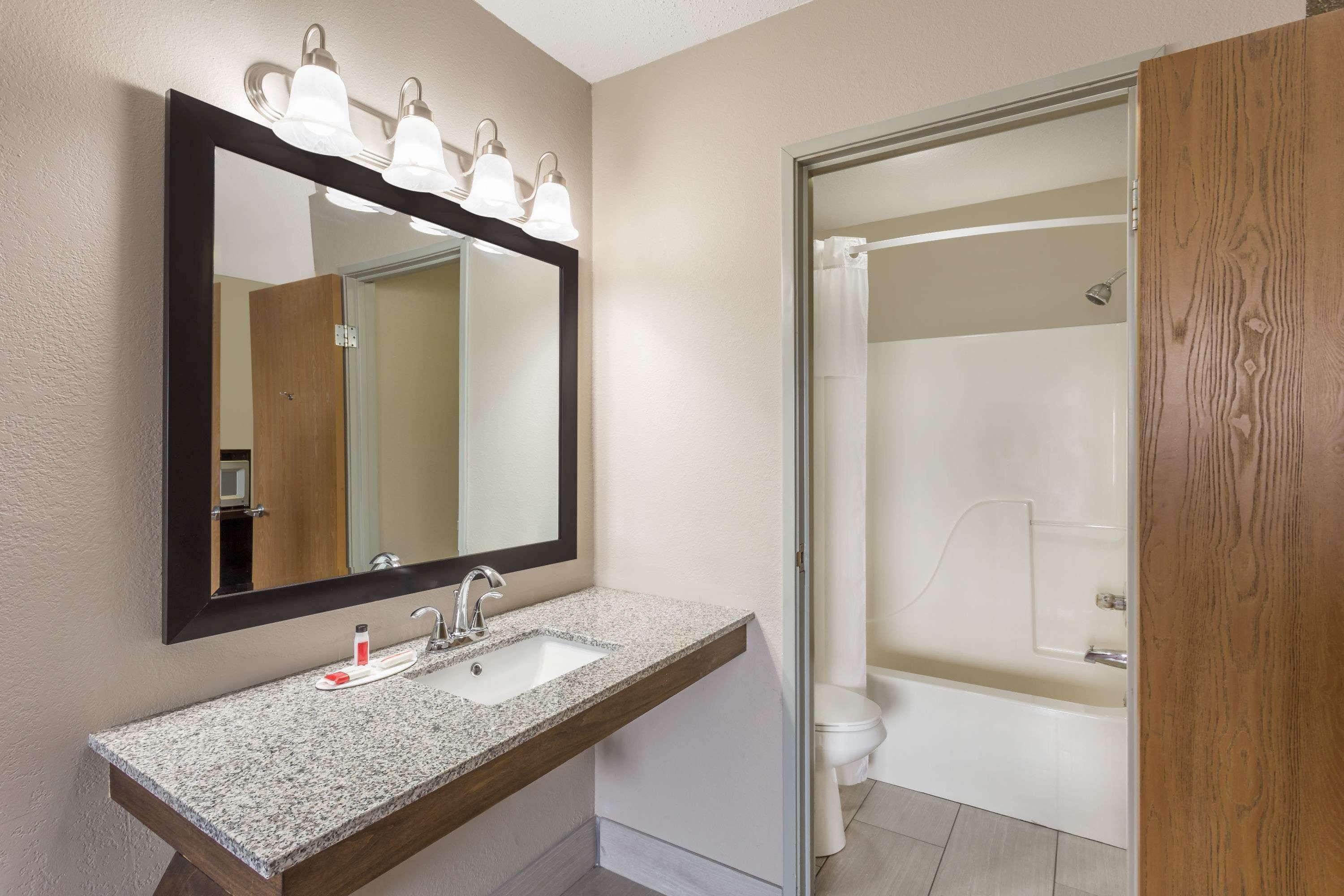 Super 8 By Wyndham Hebron Lowell Area Экстерьер фото