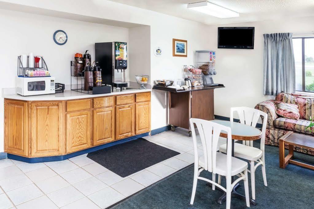 Super 8 By Wyndham Hebron Lowell Area Экстерьер фото