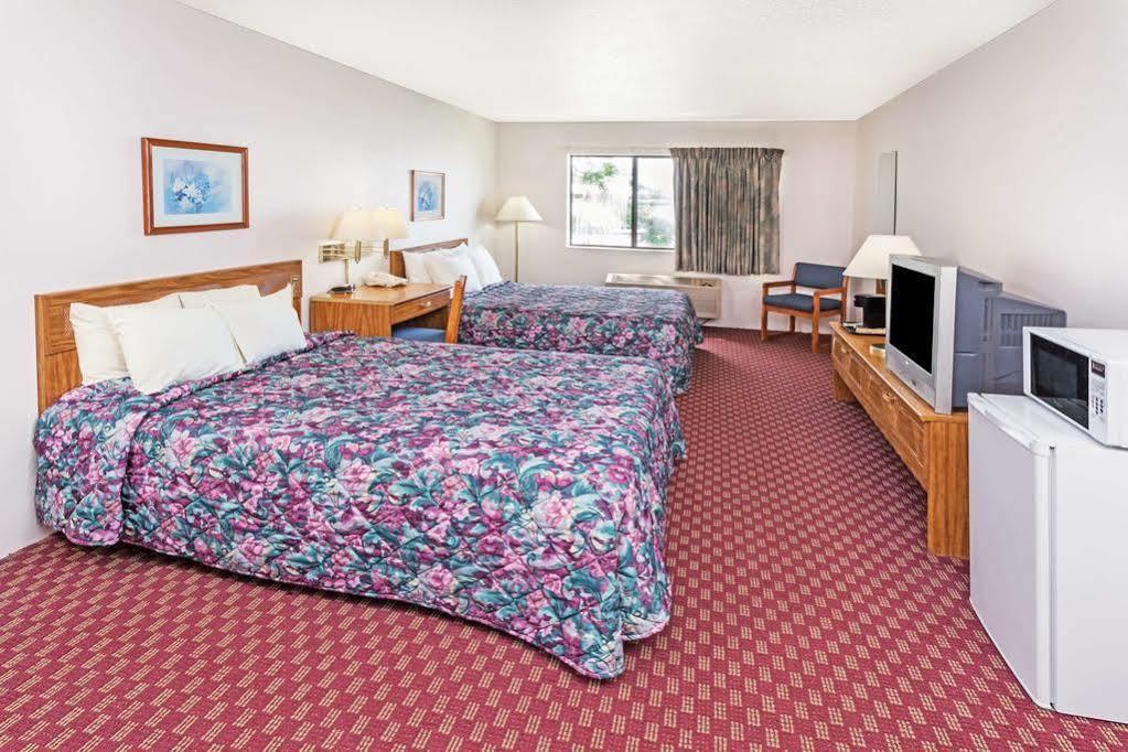 Super 8 By Wyndham Hebron Lowell Area Экстерьер фото